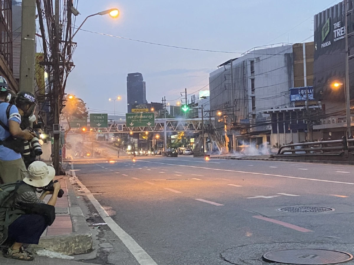 ตำรวจกระชับพื้นที่ไล่จับแว้นดินแดงถอยร่นไปแยกราชปรารภ