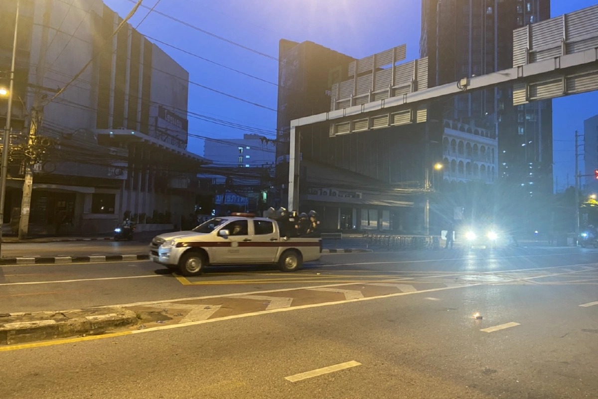 ตำรวจกระชับพื้นที่ไล่จับแว้นดินแดงถอยร่นไปแยกราชปรารภ