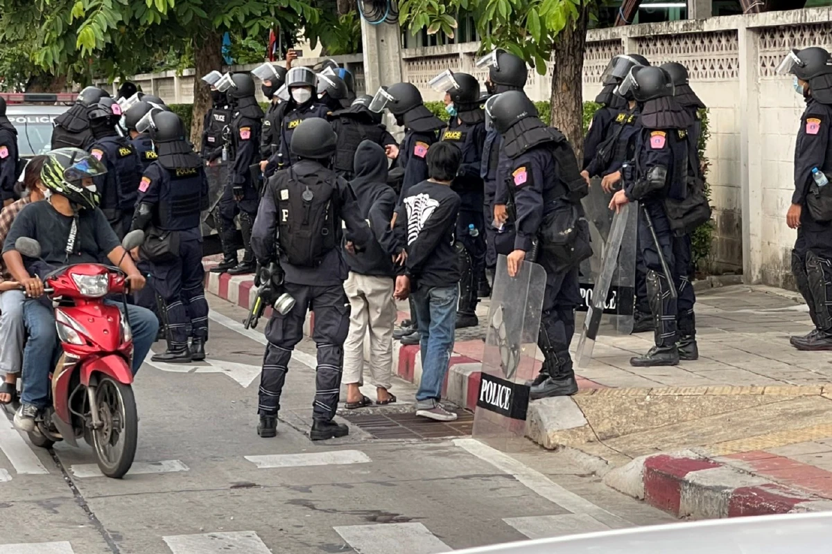 ตำรวจอคฝ.สลายแว้นซิ่งแยกดินแดง แตกหนีกระเจิง