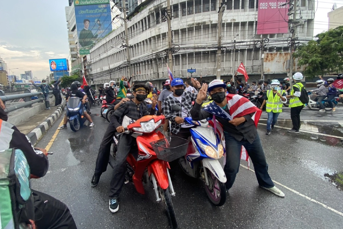 แว้นมาทุกวัน! ม็อบดินแดงปาประทัดยักษ์ใส่ตำรวจอคฝ.