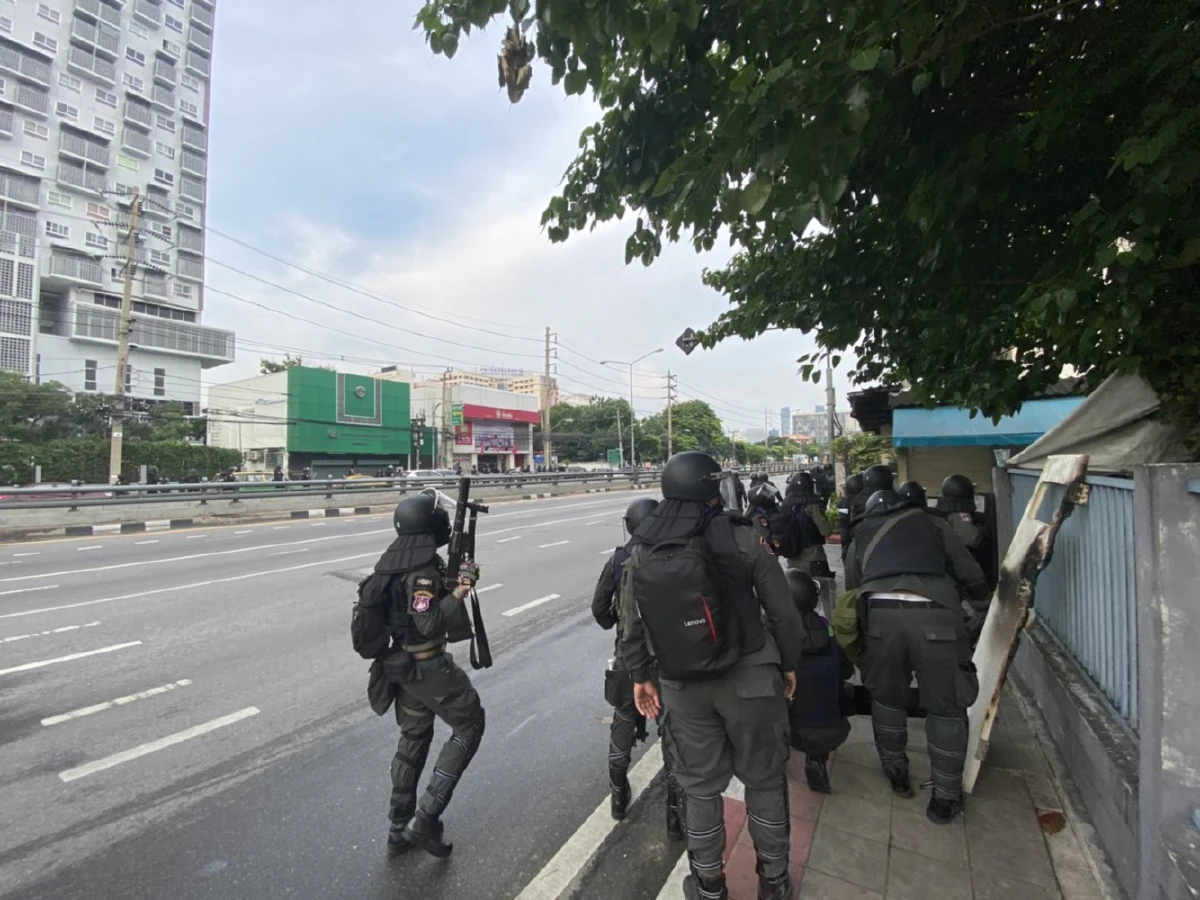 ตำรวจอคฝ.สลายแว้นซิ่งแยกดินแดง แตกหนีกระเจิง