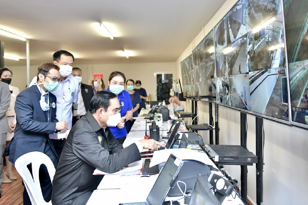 "นายกฯ" ตรวจเยี่ยม "รพ.พระมงกุฎ-รพ.สนามแสงแห่งใจ" ขอทุกคนอย่าท้อ