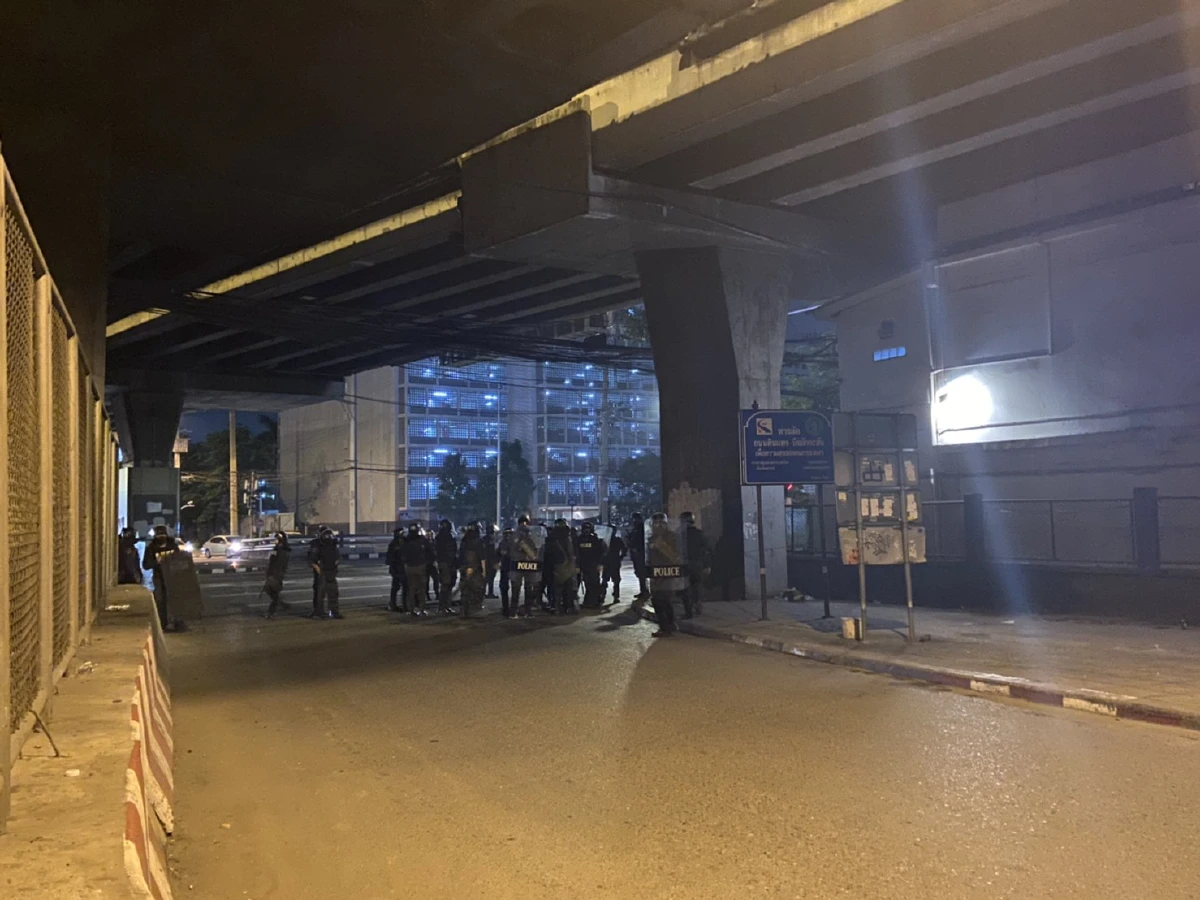 ตำรวจอคฝ.สลายแว้นซิ่งหนีเข้าแฟลตดินแดง