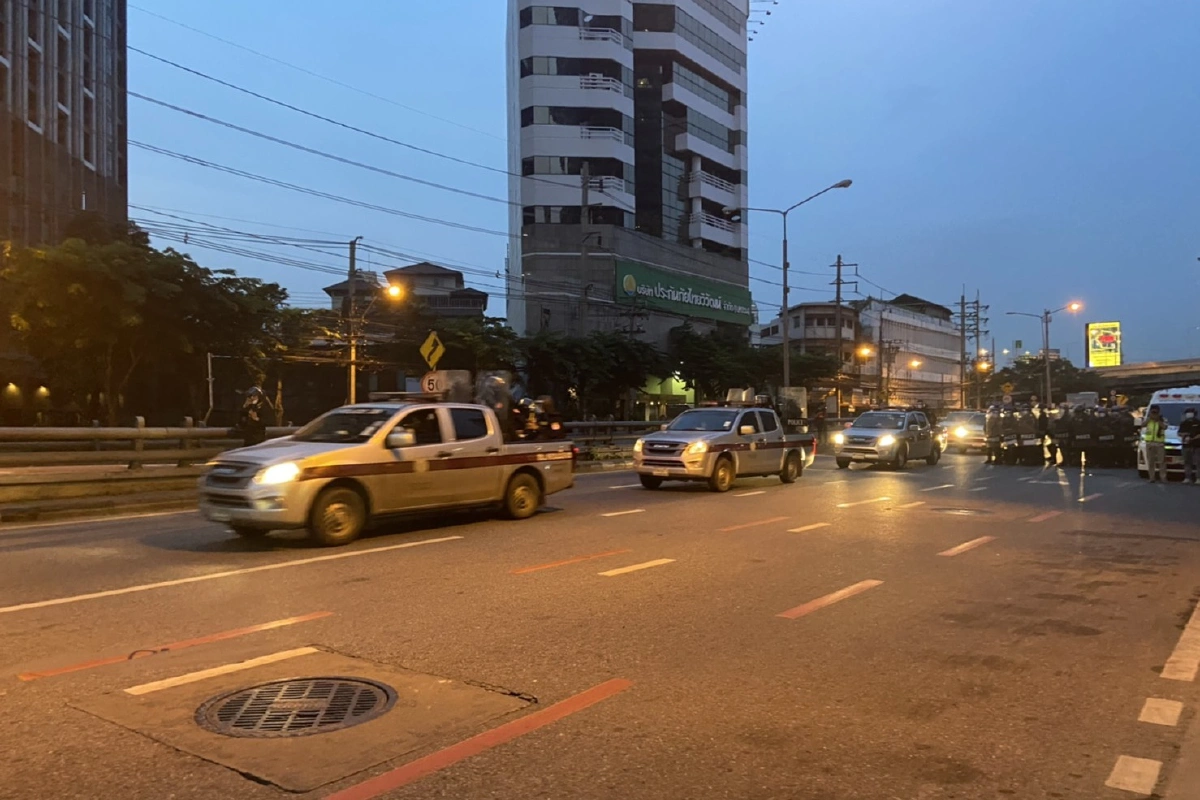 ตำรวจกระชับพื้นที่ไล่จับแว้นดินแดงถอยร่นไปแยกราชปรารภ