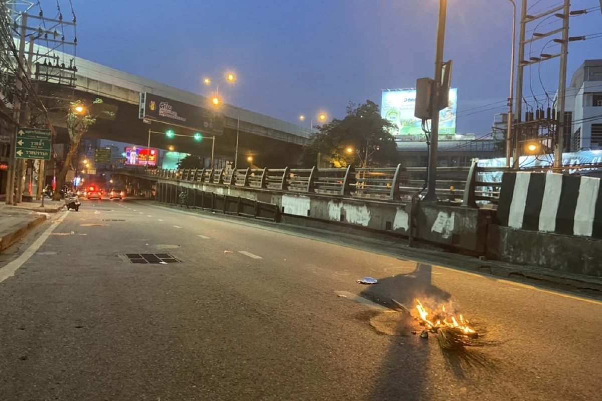 ตำรวจกระชับพื้นที่ไล่จับแว้นดินแดงถอยร่นไปแยกราชปรารภ