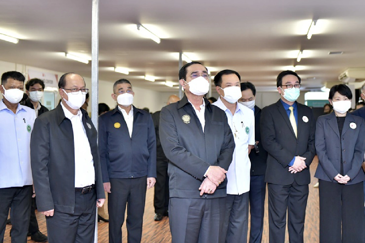 "นายกฯ" ตรวจเยี่ยม "รพ.พระมงกุฎ-รพ.สนามแสงแห่งใจ" ขอทุกคนอย่าท้อ