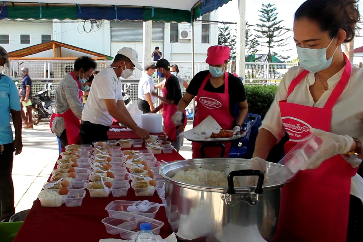 อยากร่วมบุญกับภรรยาที่จากไป นักธุรกิจจัดรถครัวเคลื่อนที่ปรุงอาหารแจกสู้โควิด