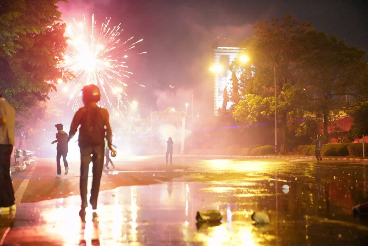 ม็อบดินแดงยังไม่เลิก รวมตัวยิงพลุ-ปาประทัดต่อ