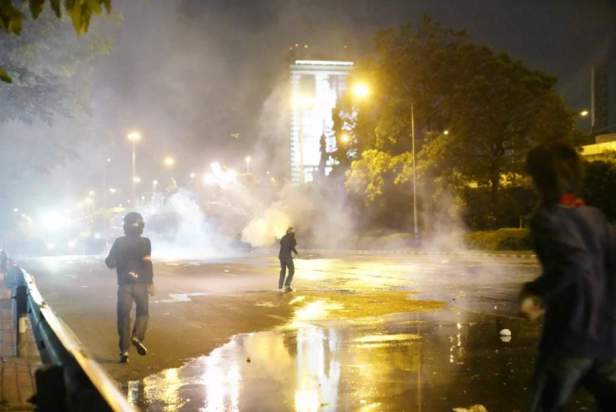 ม็อบดินแดงยังไม่เลิก รวมตัวยิงพลุ-ปาประทัดต่อ