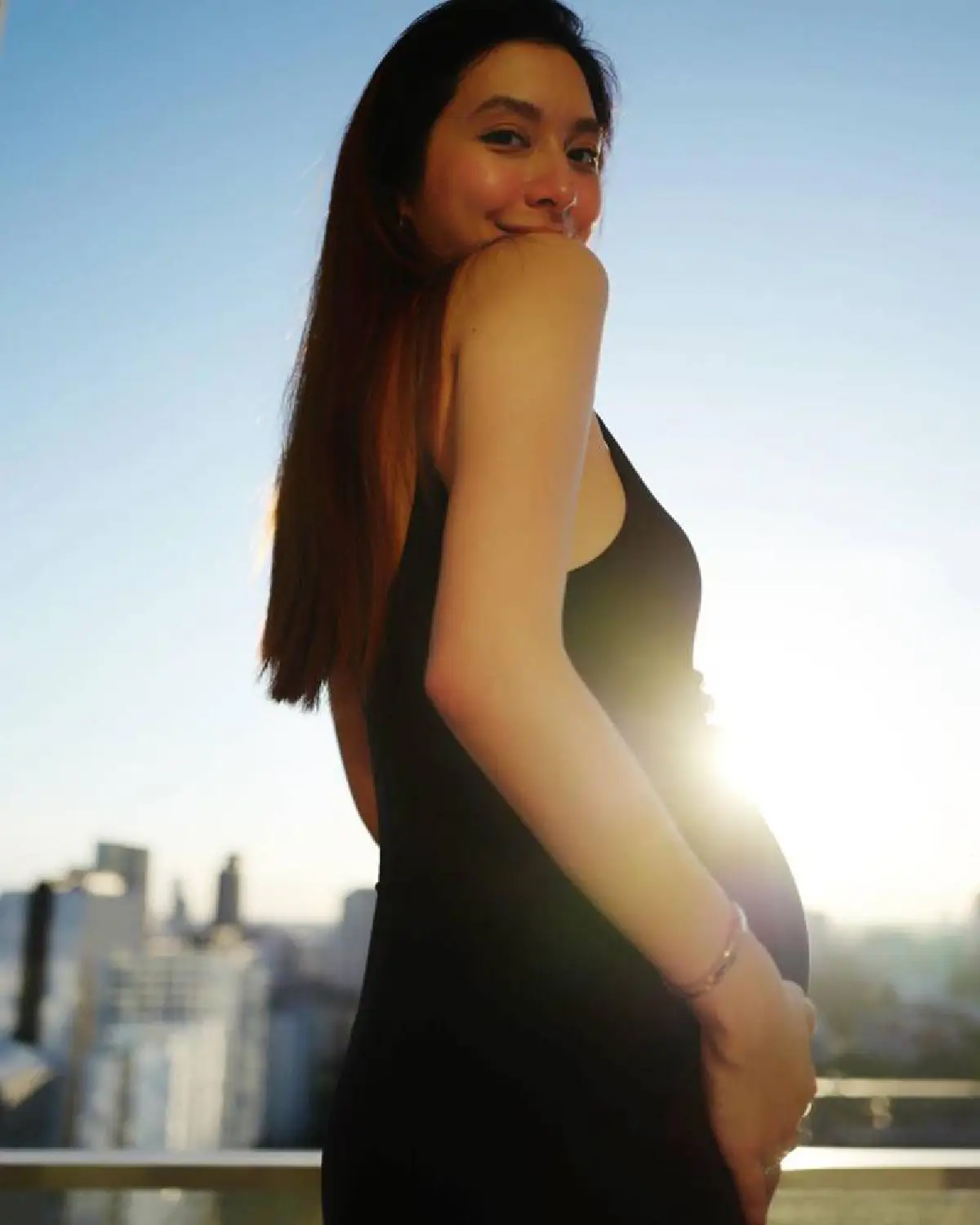 "มิว นิษฐา" โชว์หุ่นใกล้คลอดท้าแสงยามเย็น ยิ่งท้องแก่ยิ่งสวย! 