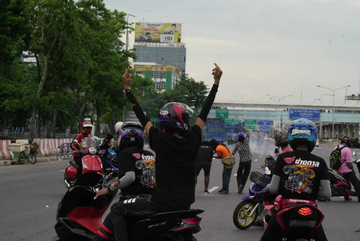 ตำรวจรุกกระชับพื้นที่ใกล้แยกดินแดง จับม็อบได้บางส่วน