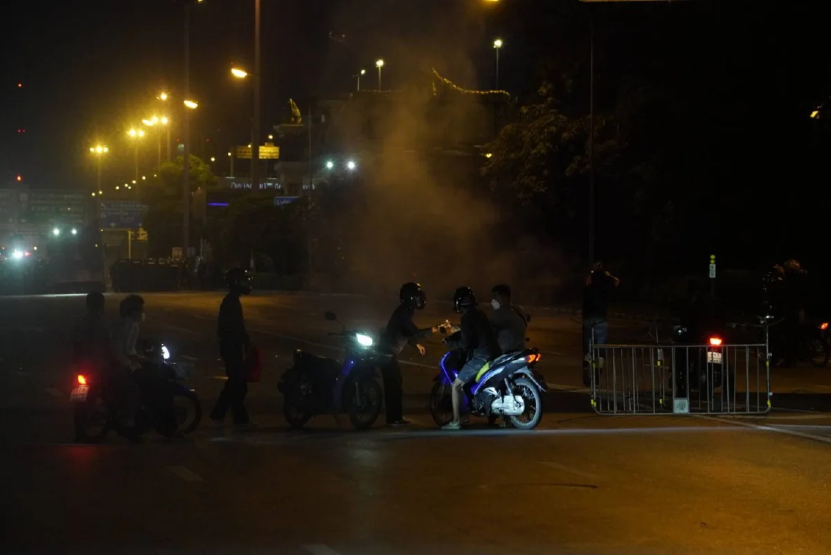 ม็อบดินแดงยังไม่เลิก รวมตัวยิงพลุ-ปาประทัดต่อ