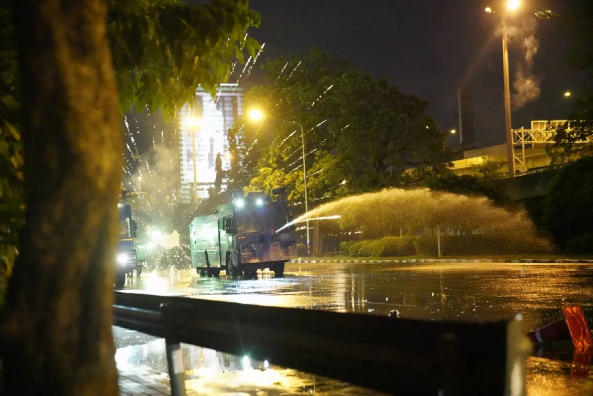 ม็อบดินแดงยังไม่เลิก รวมตัวยิงพลุ-ปาประทัดต่อ