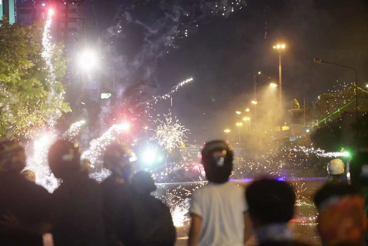 ม็อบดินแดงยังไม่เลิก รวมตัวยิงพลุ-ปาประทัดต่อ