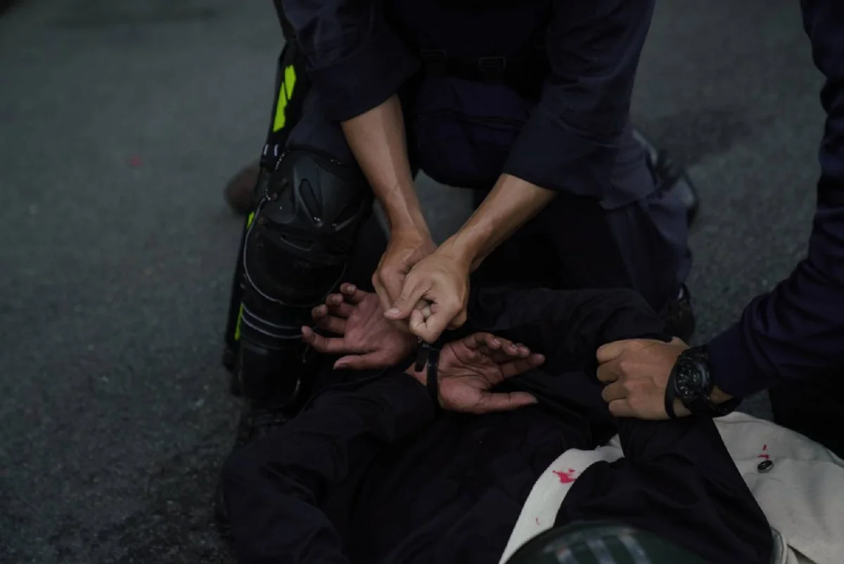 ตำรวจรุกกระชับพื้นที่ใกล้แยกดินแดง จับม็อบได้บางส่วน