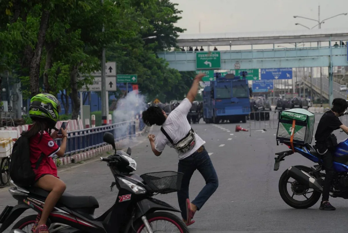 ตำรวจรุกกระชับพื้นที่ใกล้แยกดินแดง จับม็อบได้บางส่วน