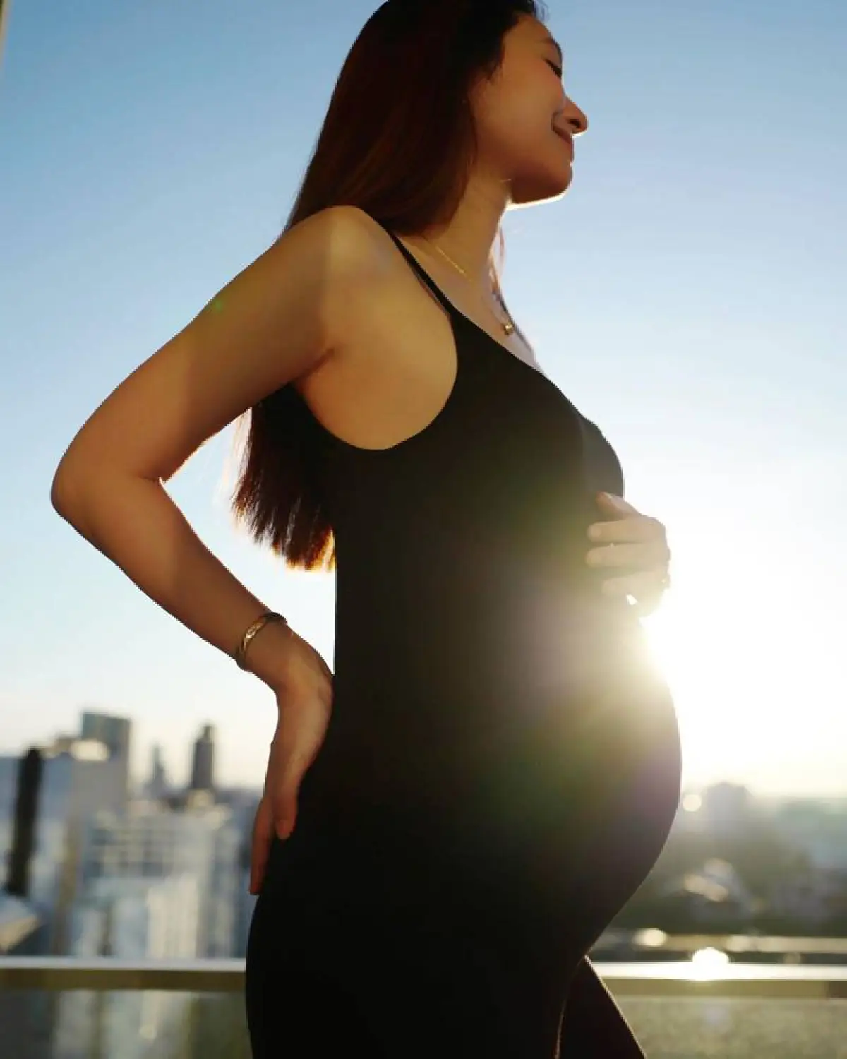 "มิว นิษฐา" โชว์หุ่นใกล้คลอดท้าแสงยามเย็น ยิ่งท้องแก่ยิ่งสวย! 