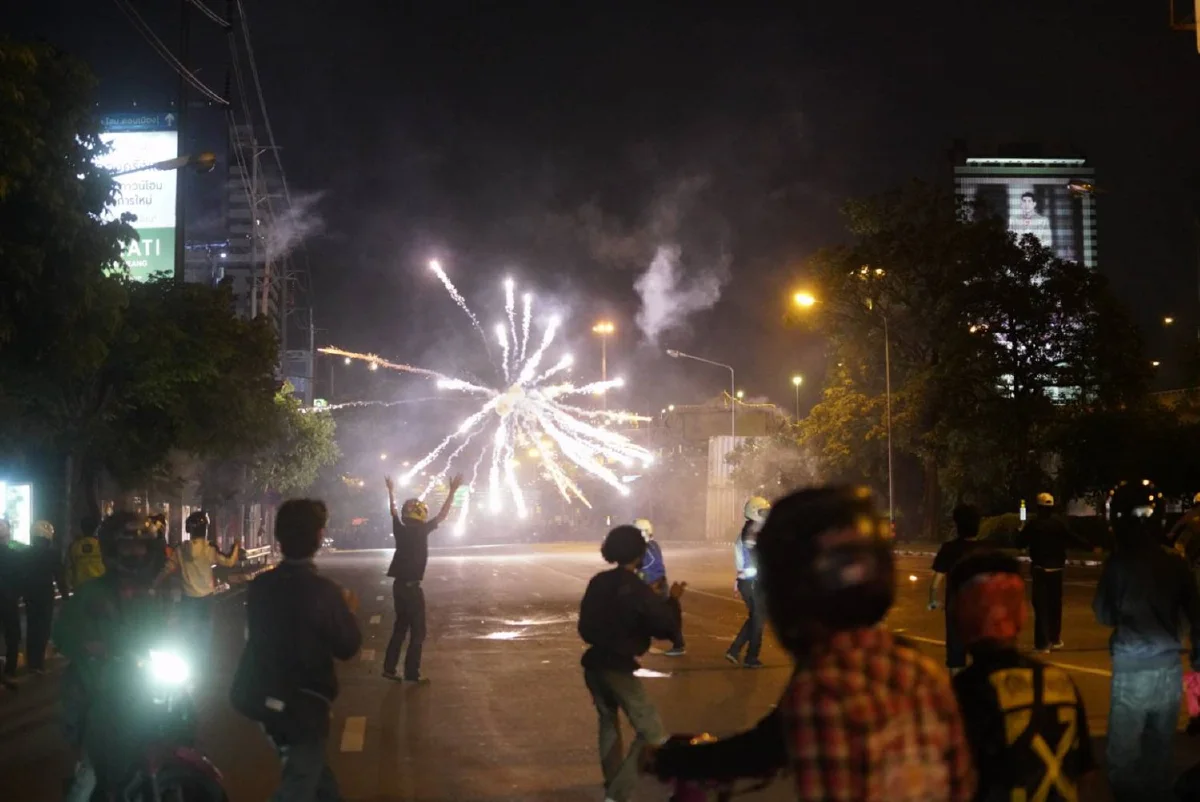 ม็อบดินแดงยังไม่เลิก รวมตัวยิงพลุ-ปาประทัดต่อ