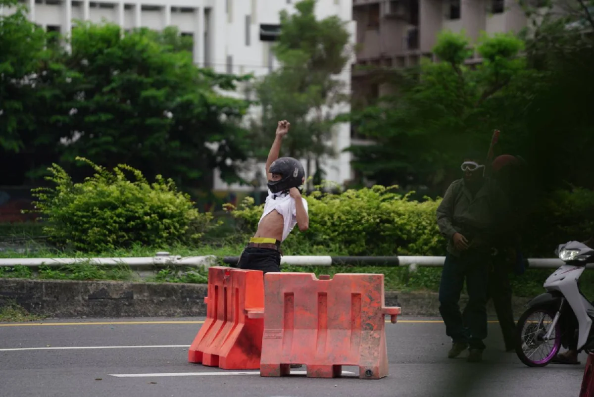 ตำรวจรุกกระชับพื้นที่ใกล้แยกดินแดง จับม็อบได้บางส่วน