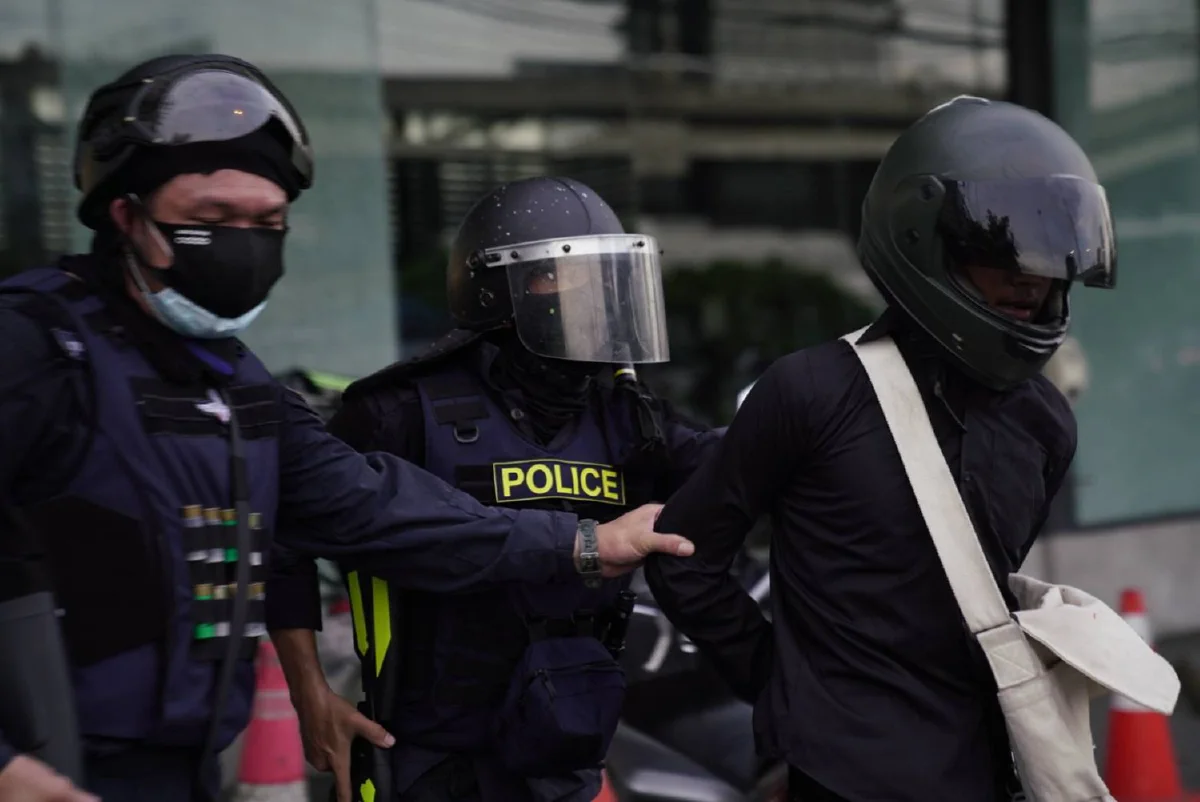 ตำรวจรุกกระชับพื้นที่ใกล้แยกดินแดง จับม็อบได้บางส่วน