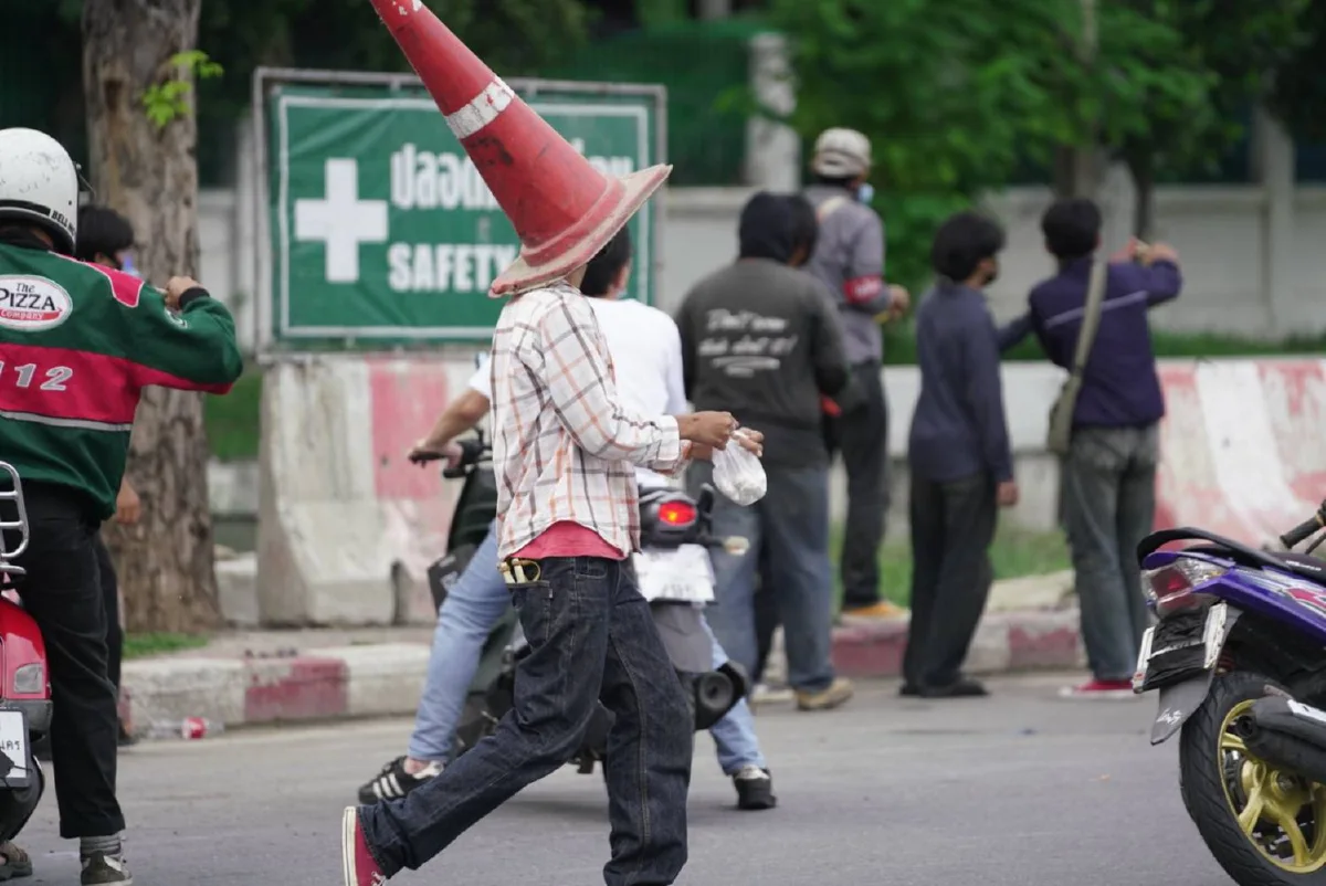 ตำรวจรุกกระชับพื้นที่ใกล้แยกดินแดง จับม็อบได้บางส่วน