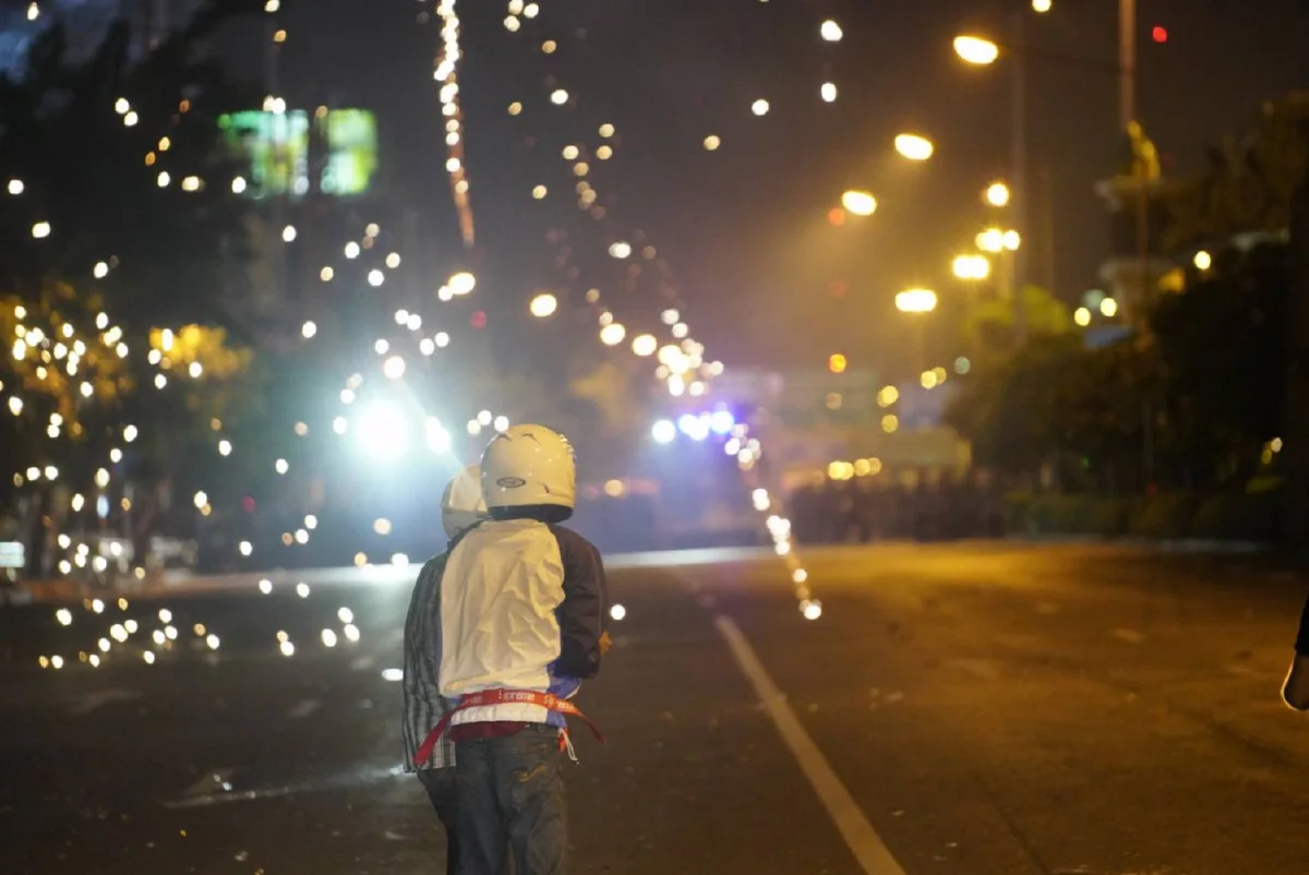 ม็อบดินแดงยังไม่เลิก รวมตัวยิงพลุ-ปาประทัดต่อ