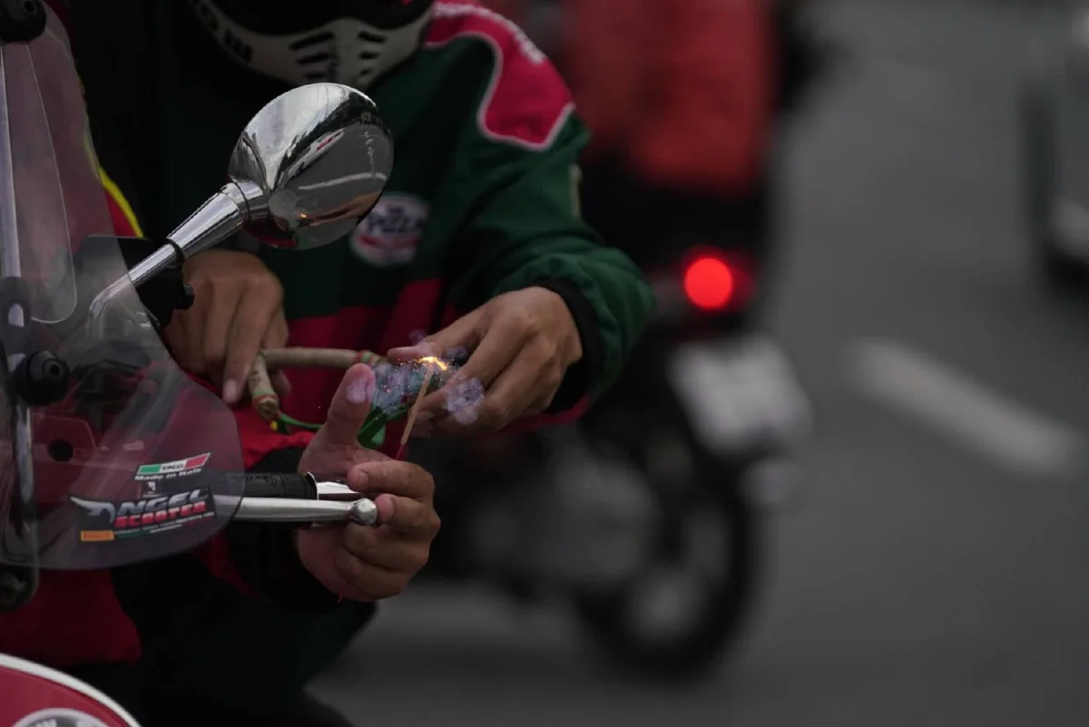 ตำรวจรุกกระชับพื้นที่ใกล้แยกดินแดง จับม็อบได้บางส่วน