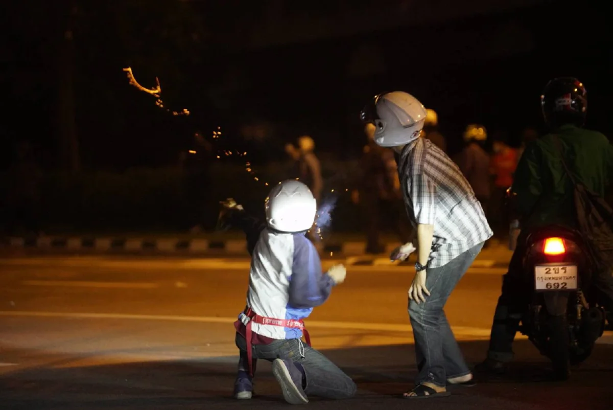 ม็อบดินแดงยังไม่เลิก รวมตัวยิงพลุ-ปาประทัดต่อ