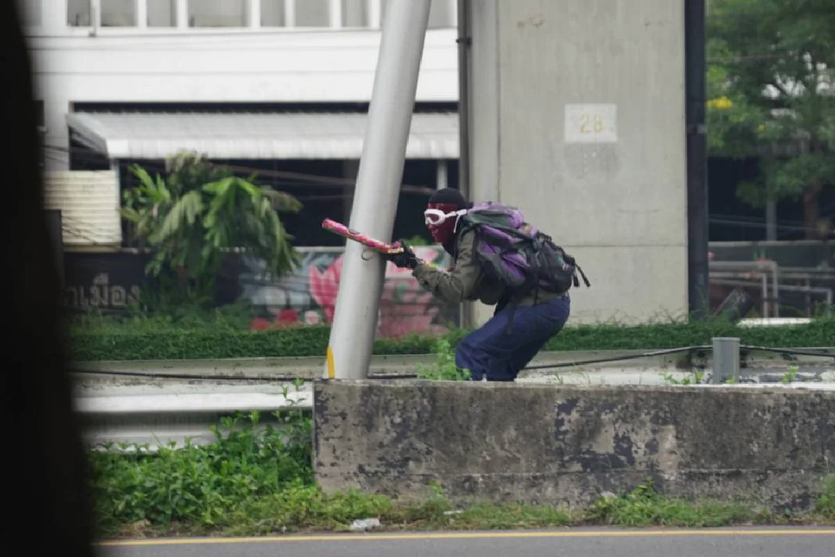 ตำรวจรุกกระชับพื้นที่ใกล้แยกดินแดง จับม็อบได้บางส่วน