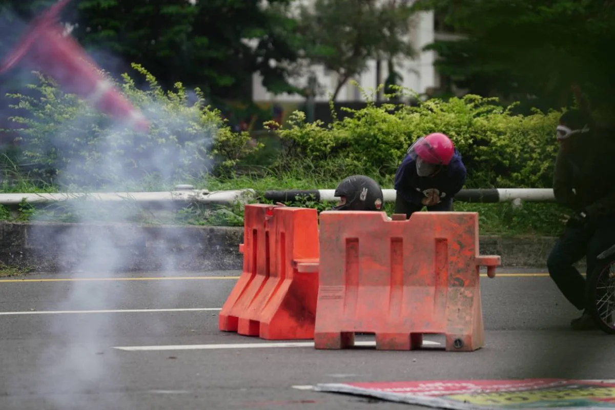 ตำรวจรุกกระชับพื้นที่ใกล้แยกดินแดง จับม็อบได้บางส่วน