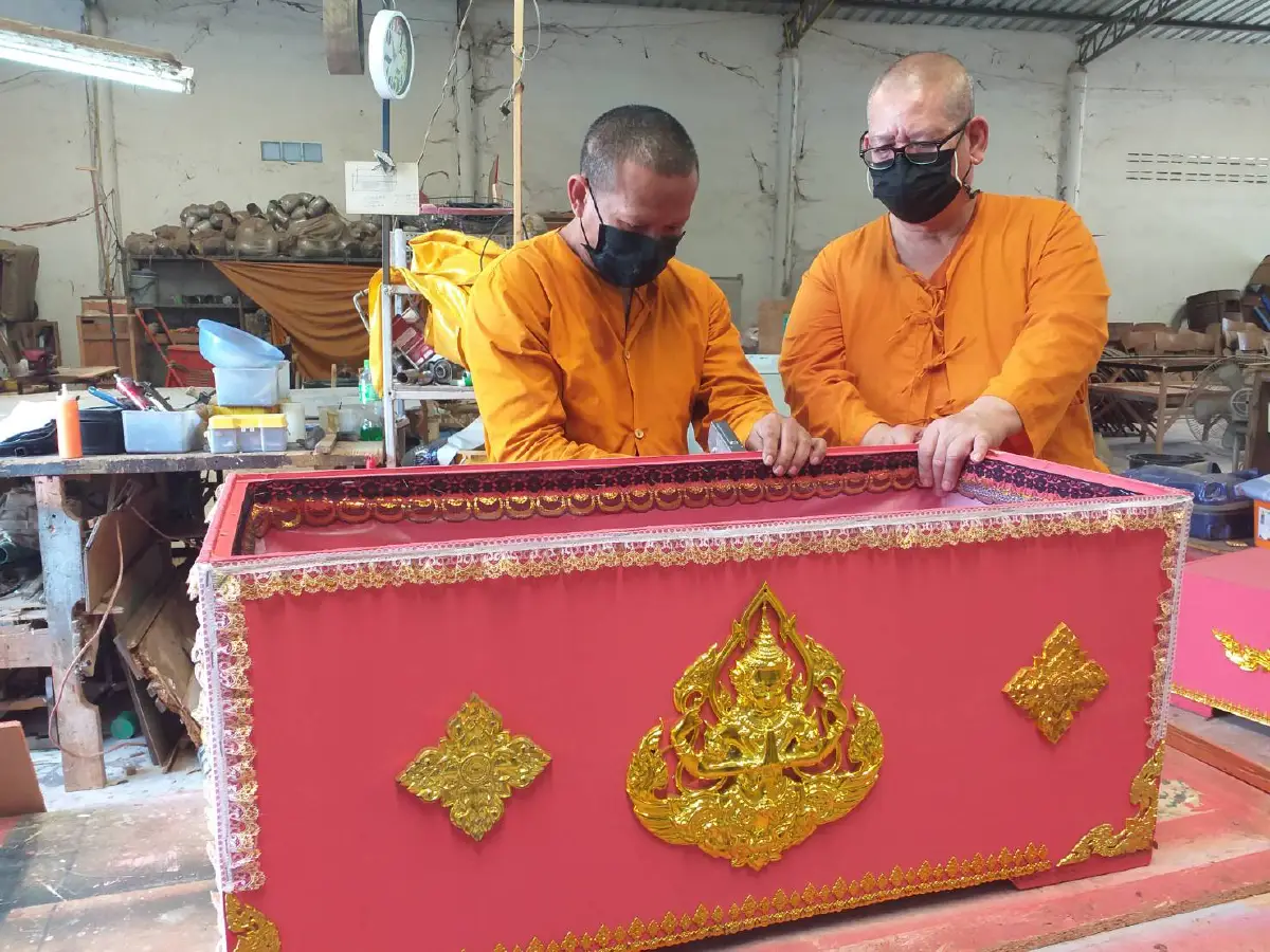 โลงหลากสีฝีมือพระทำช่วยแบ่งเบาภาระญาติผู้ป่วยติดโควิดตาย