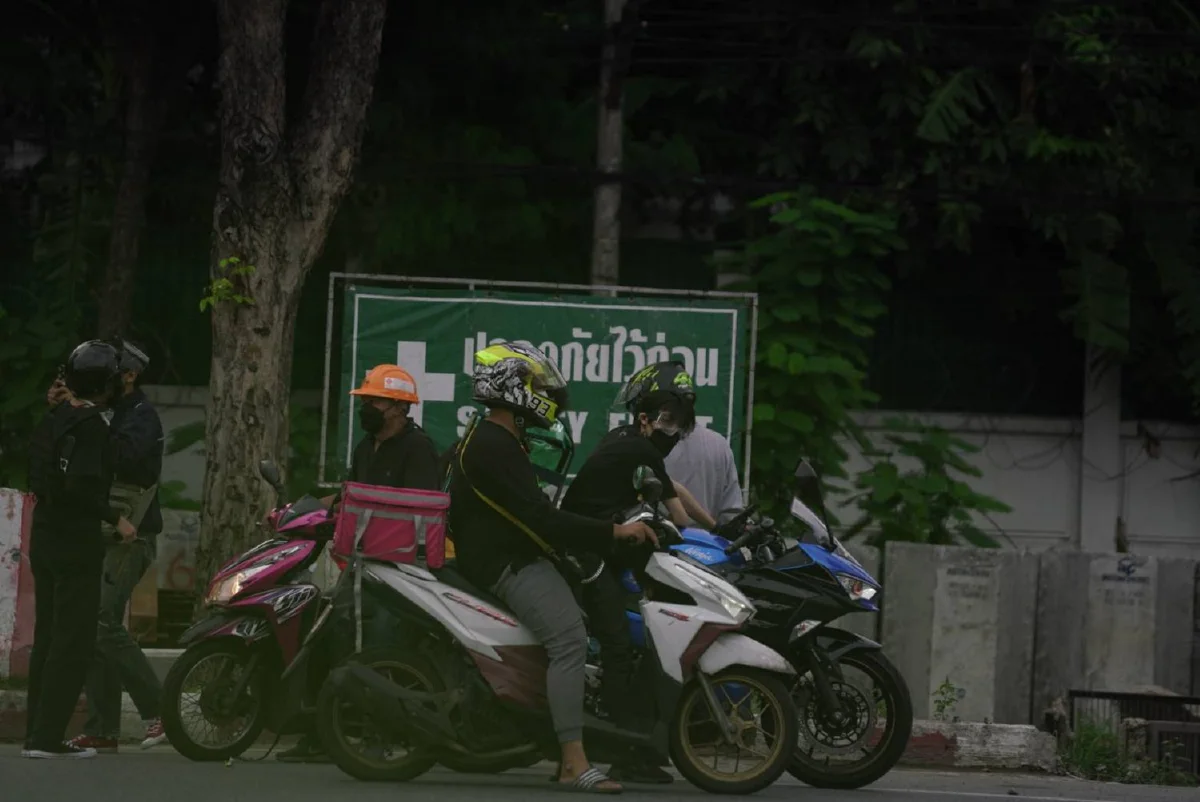 ตำรวจรุกกระชับพื้นที่ใกล้แยกดินแดง จับม็อบได้บางส่วน