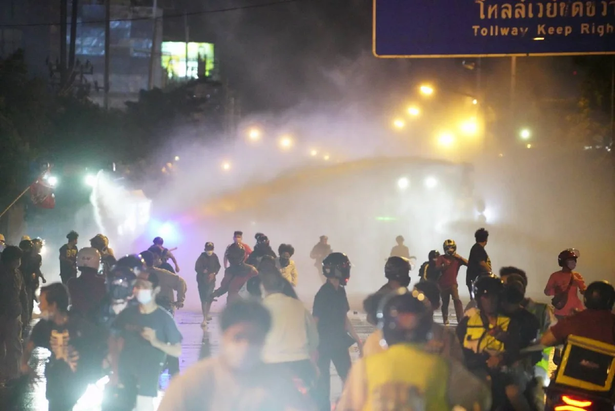 ม็อบดินแดงยังไม่เลิก รวมตัวยิงพลุ-ปาประทัดต่อ