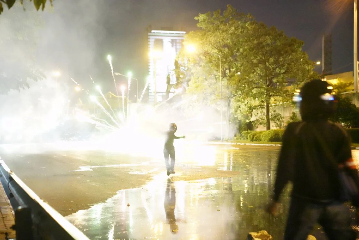 ม็อบดินแดงยังไม่เลิก รวมตัวยิงพลุ-ปาประทัดต่อ