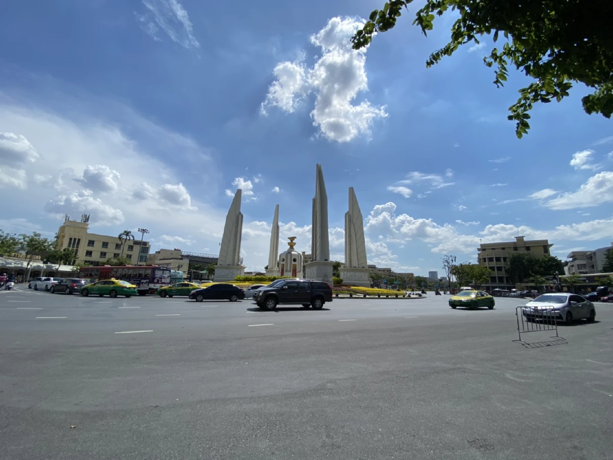 ม็อบทะลุฟ้าทยอยรวมตัวอนุสาวรีย์ประชาธิปไตย