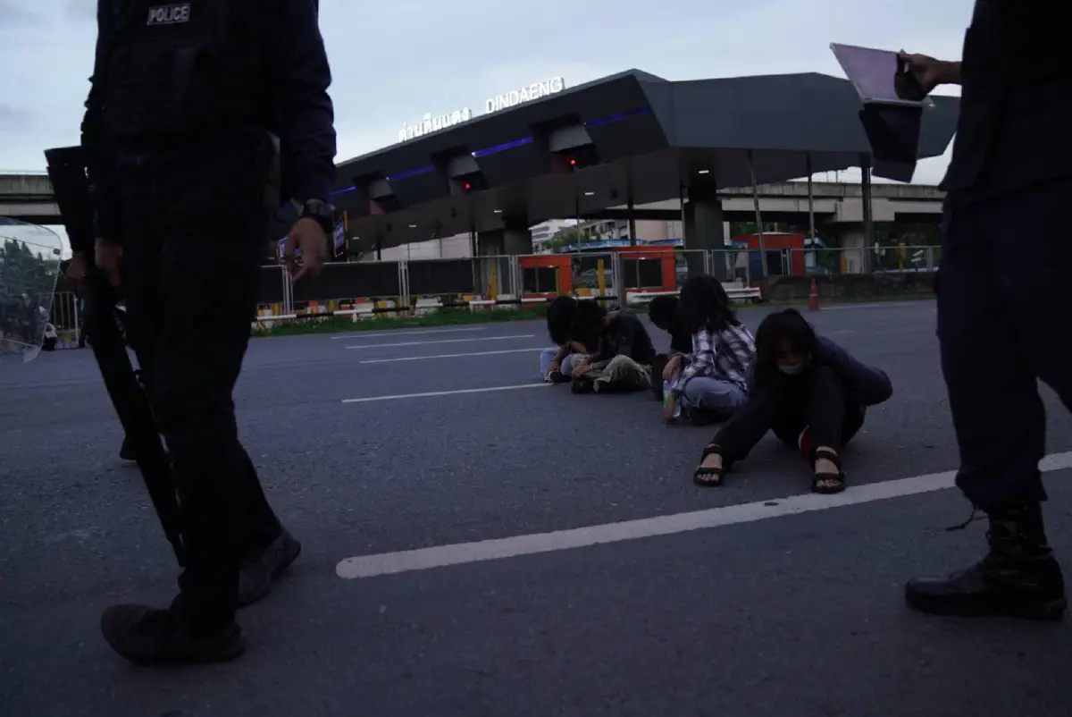 ตำรวจรุกกระชับพื้นที่ใกล้แยกดินแดง จับม็อบได้บางส่วน