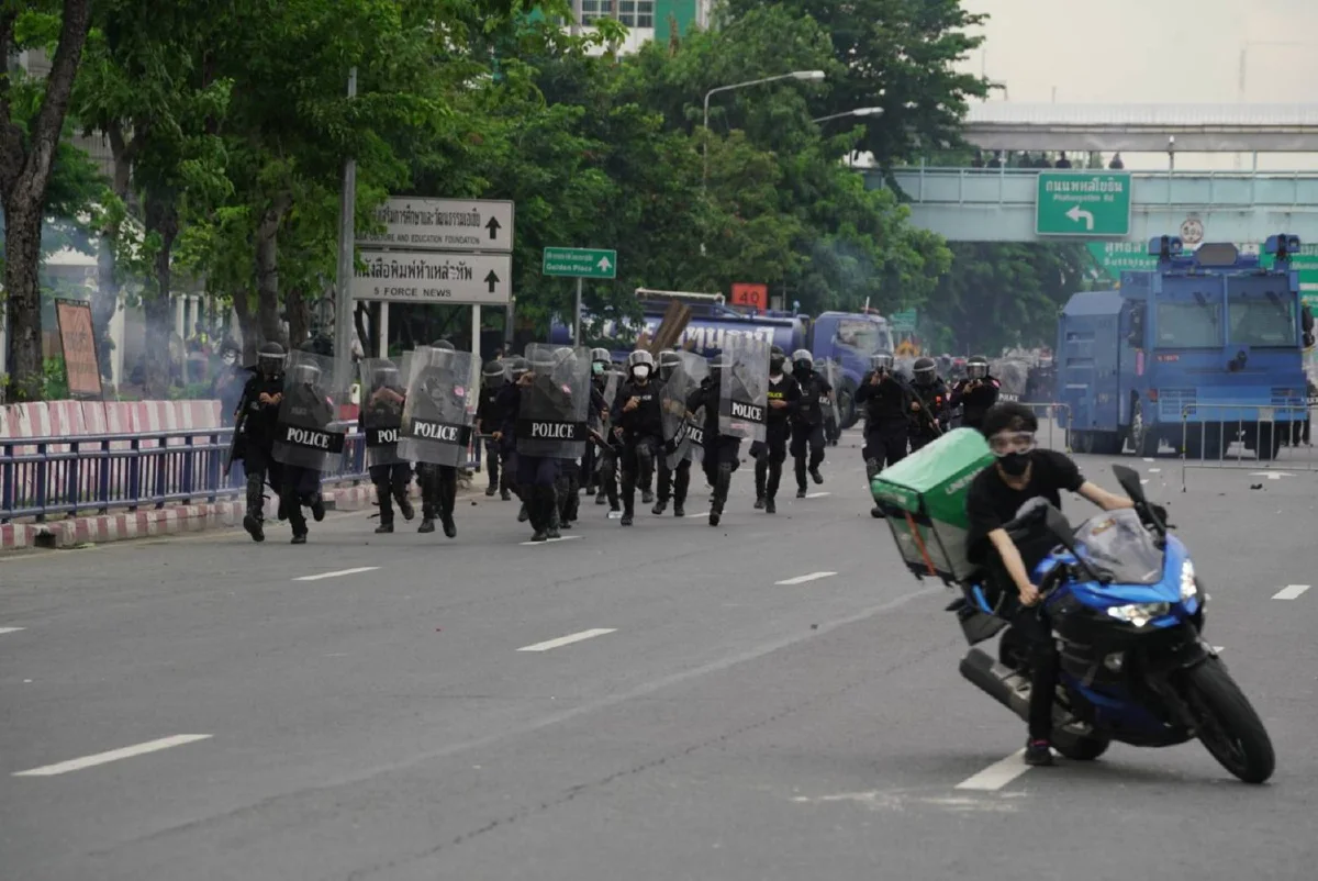 ตำรวจรุกกระชับพื้นที่ใกล้แยกดินแดง จับม็อบได้บางส่วน