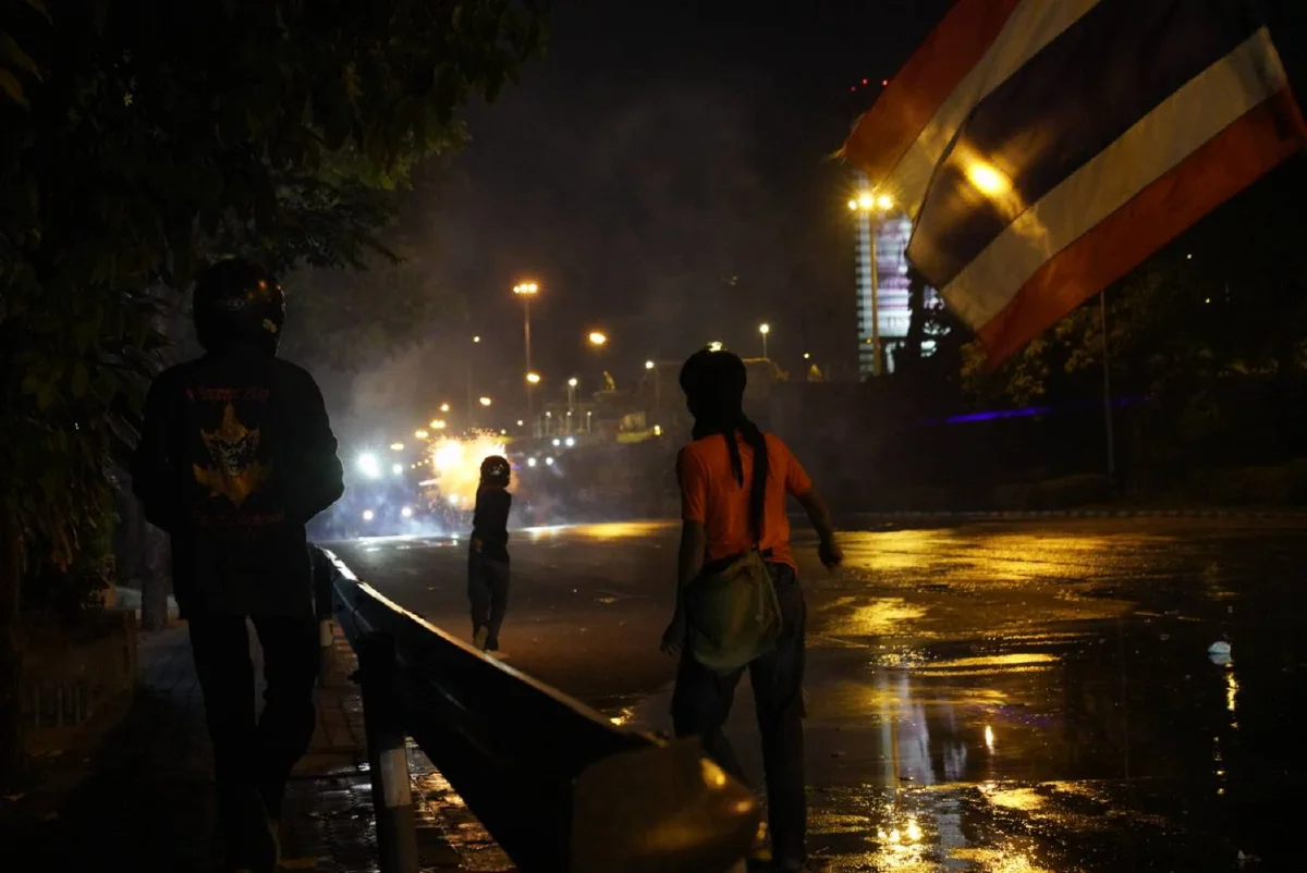 ม็อบดินแดงยังไม่เลิก รวมตัวยิงพลุ-ปาประทัดต่อ