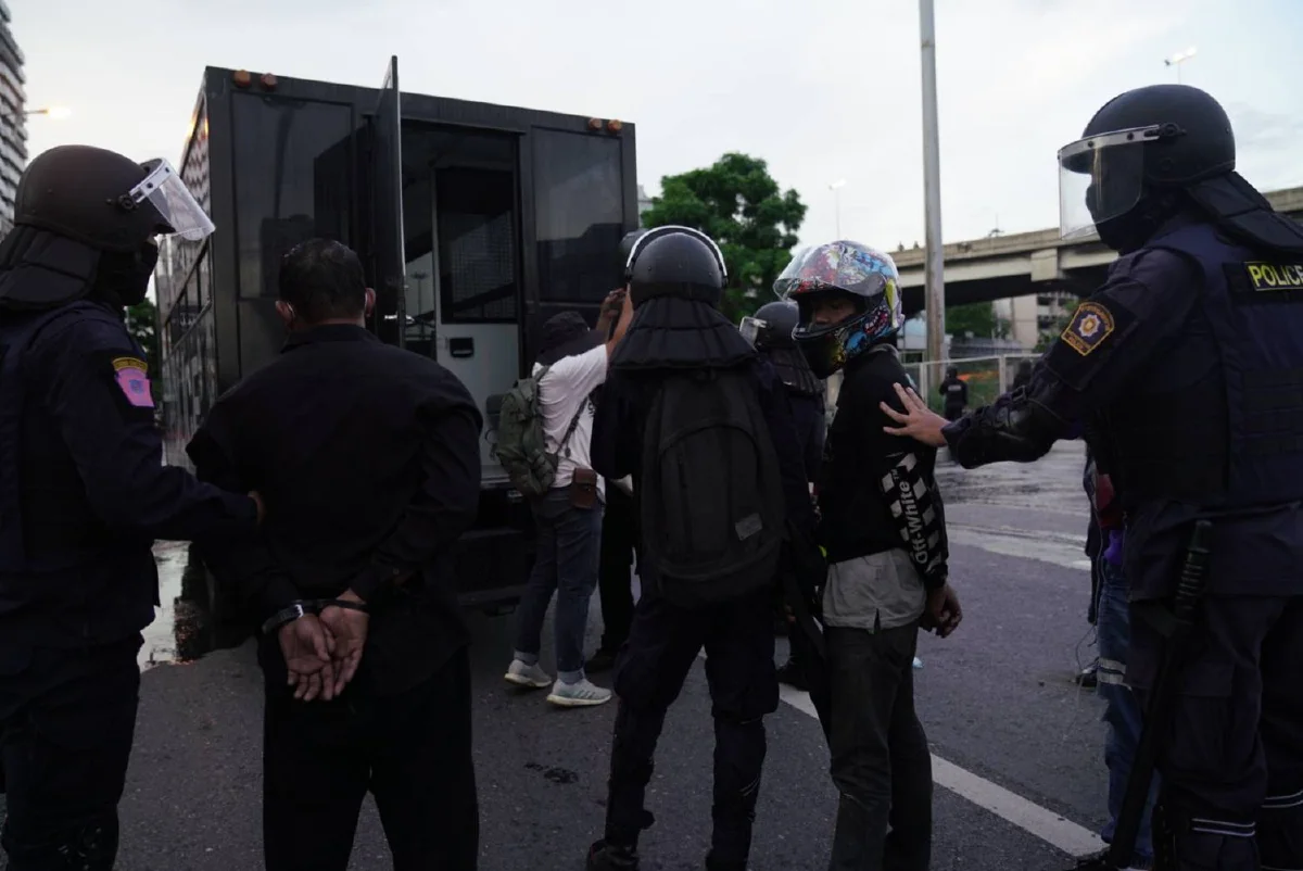 ตำรวจรุกกระชับพื้นที่ใกล้แยกดินแดง จับม็อบได้บางส่วน