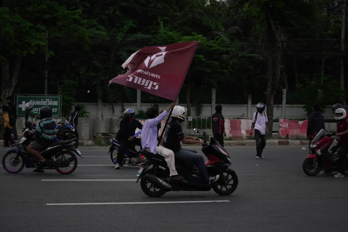 ตำรวจรุกกระชับพื้นที่ใกล้แยกดินแดง จับม็อบได้บางส่วน