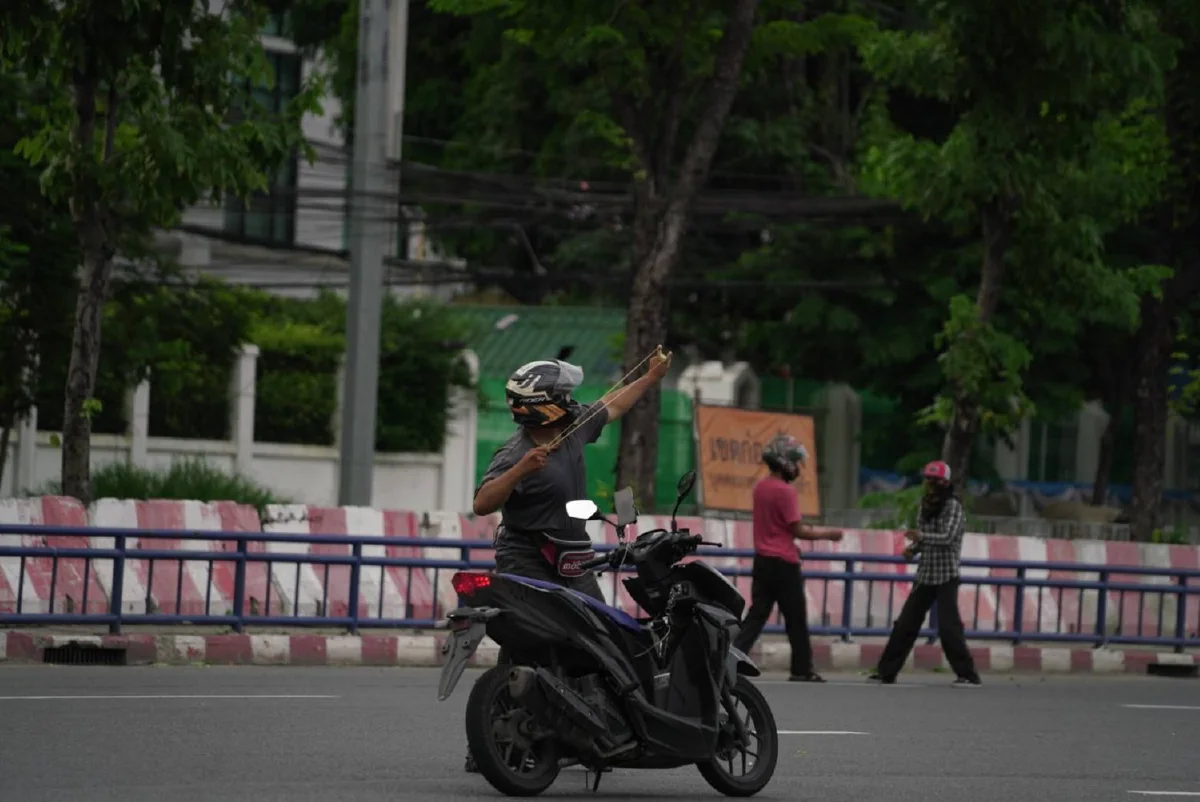 ตำรวจรุกกระชับพื้นที่ใกล้แยกดินแดง จับม็อบได้บางส่วน