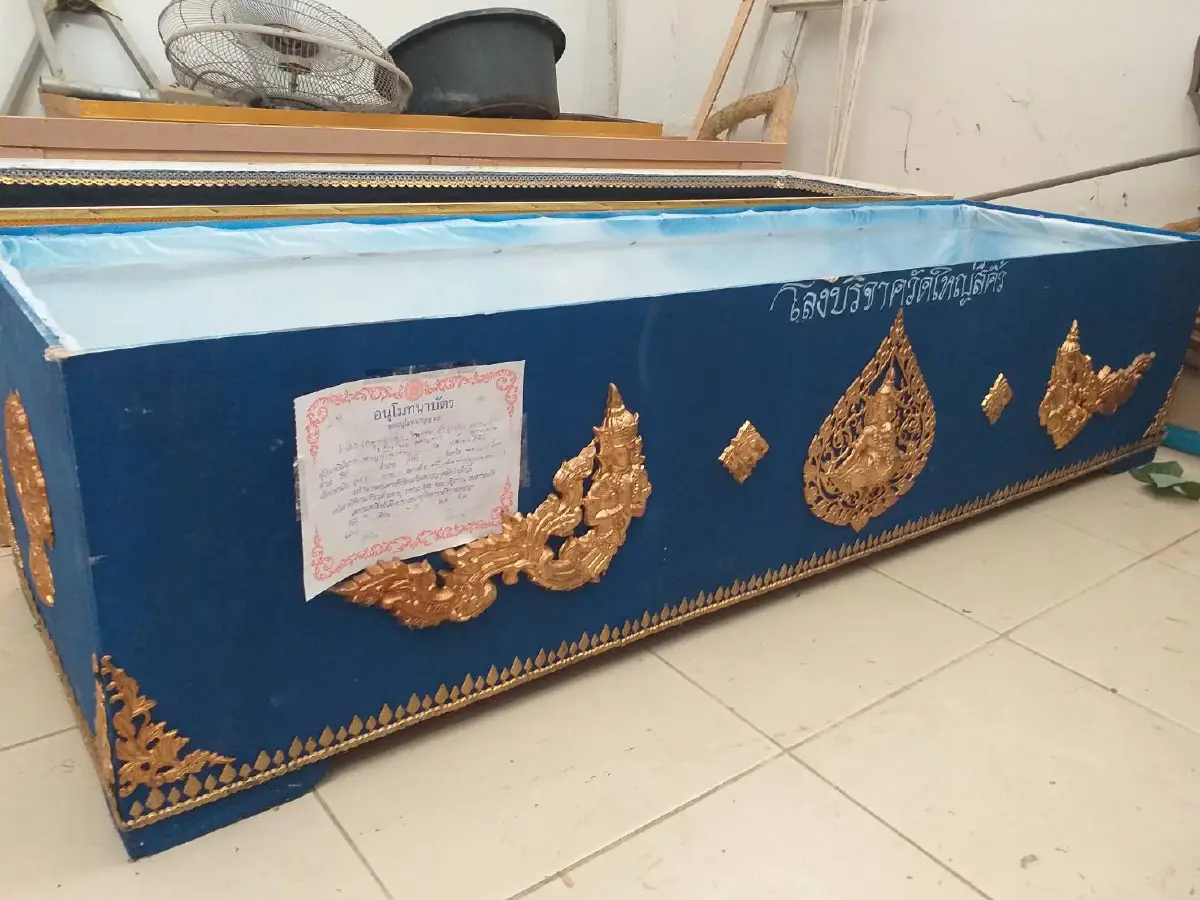 โลงหลากสีฝีมือพระทำช่วยแบ่งเบาภาระญาติผู้ป่วยติดโควิดตาย