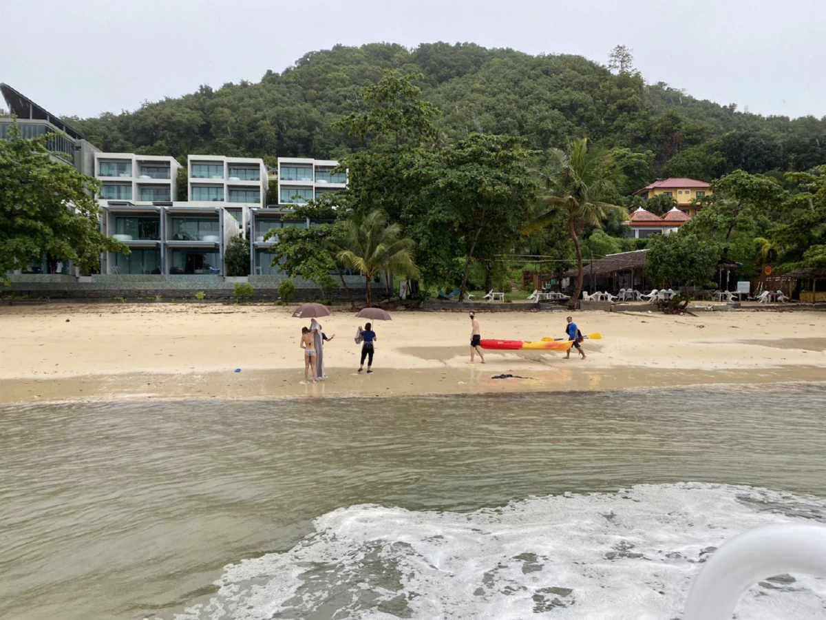 เร่งช่วย2นักท่องเที่ยวภูเก็ตแซนด์บ็อกซ์ถูกคลื่นซัดติดเกาะ