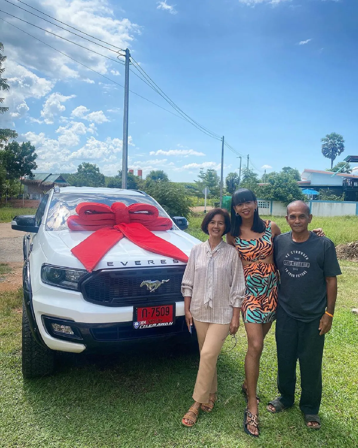 "เจนนี่ ปาหนัน" ทำตามฝัน! ถอยรถป้ายแดงให้พ่อแม่ แถมงวดแรกก็ให้โชค