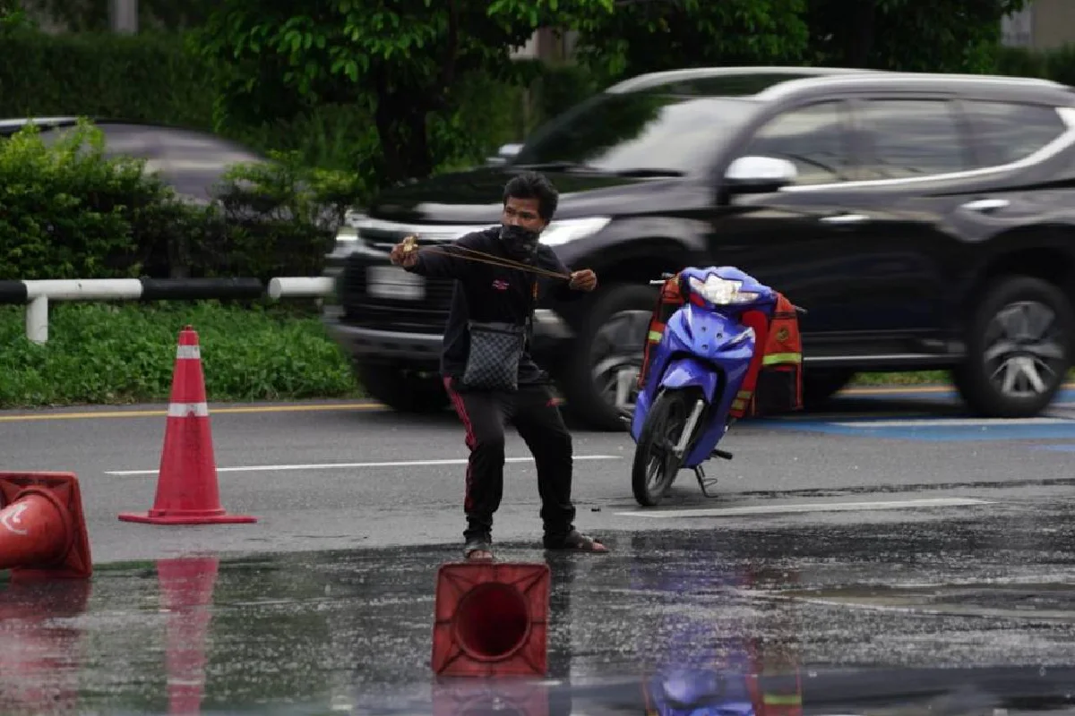 ตำรวจรุกกระชับพื้นที่ใกล้แยกดินแดง จับม็อบได้บางส่วน