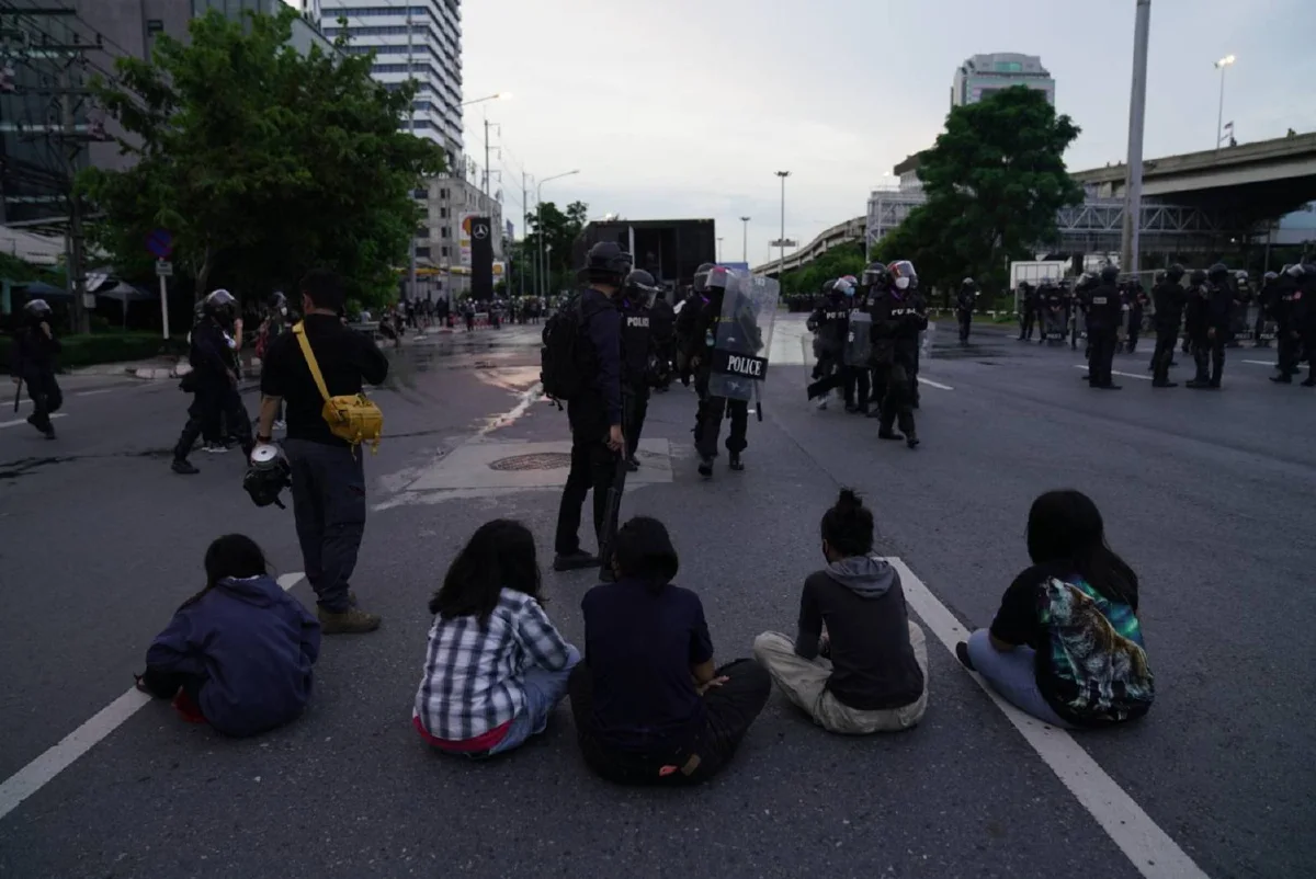 ตำรวจรุกกระชับพื้นที่ใกล้แยกดินแดง จับม็อบได้บางส่วน