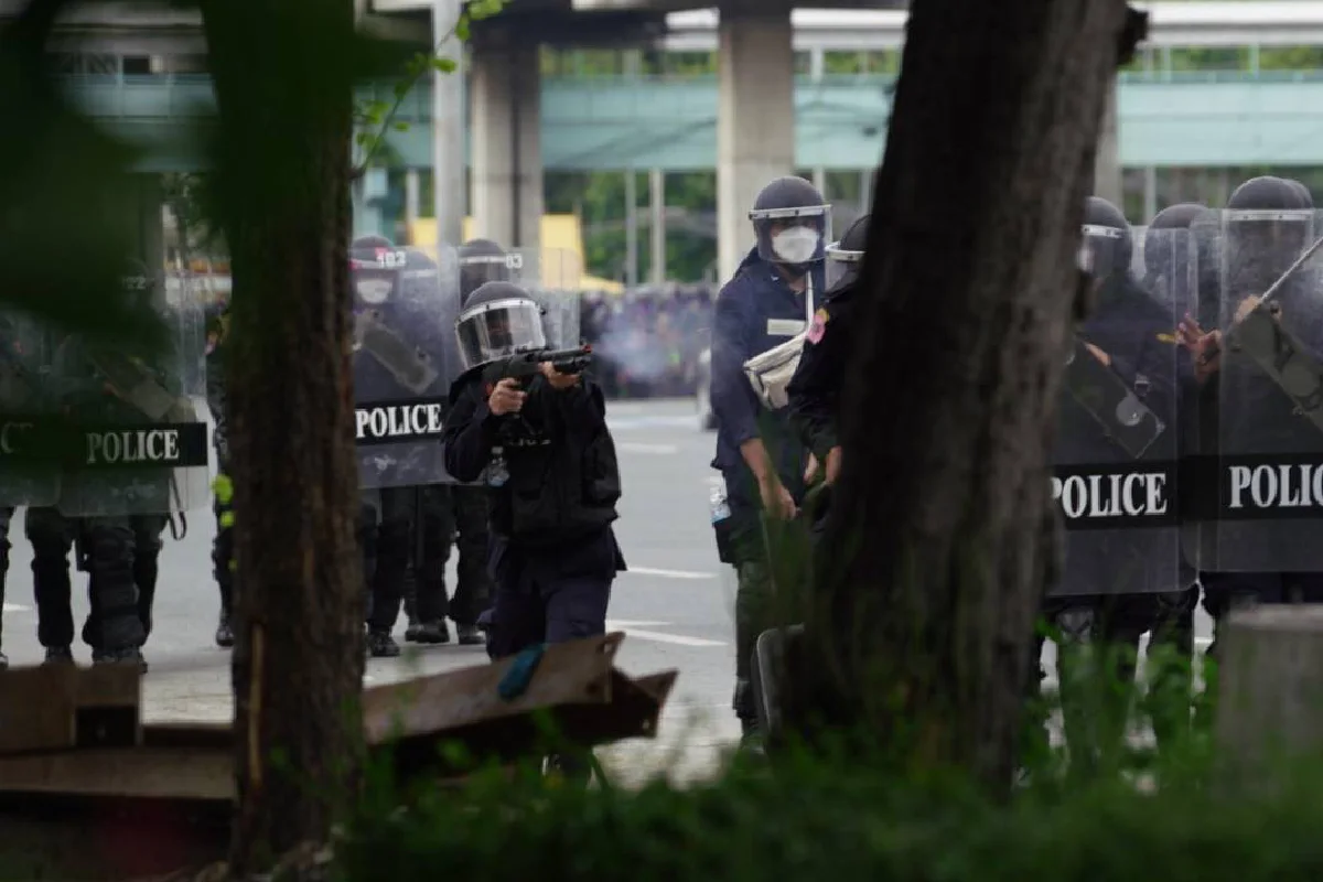 ตำรวจรุกกระชับพื้นที่ใกล้แยกดินแดง จับม็อบได้บางส่วน