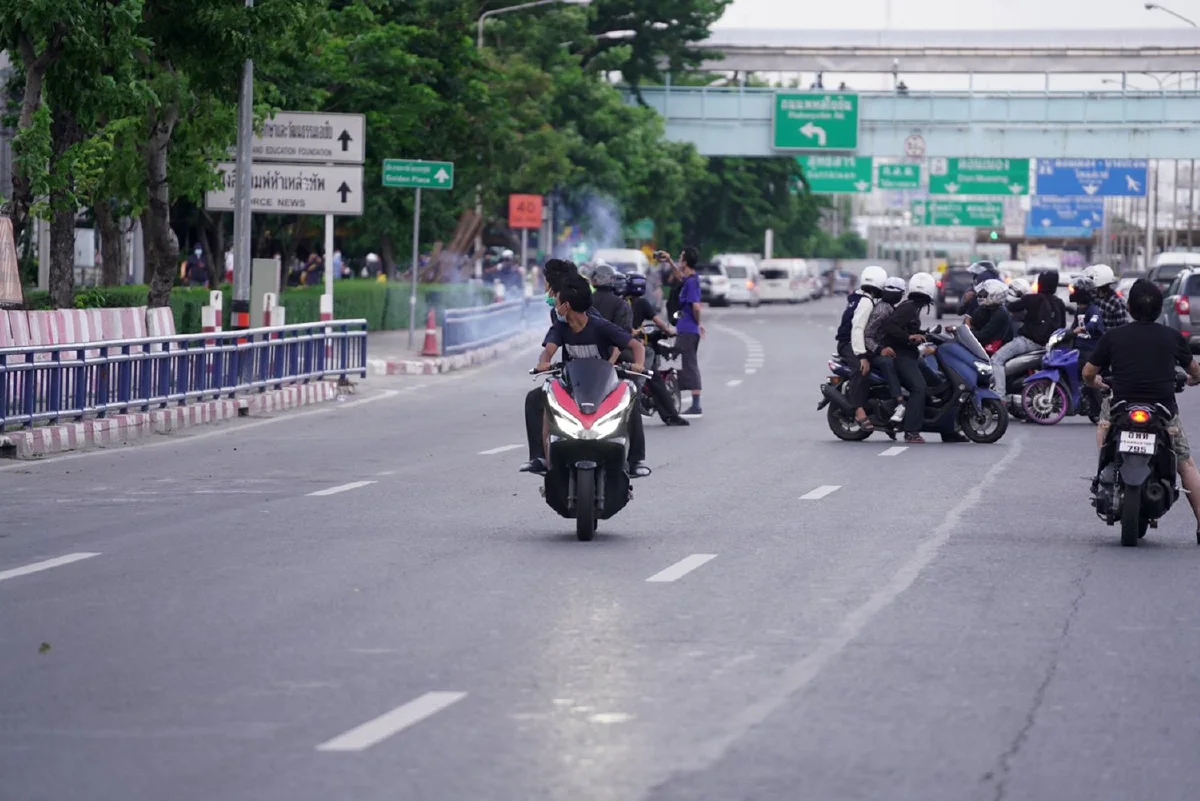 กลุ่มวัยรุ่นเริ่มรวมตัวแยกดินแดง การจราจรปกติ ยังไม่มีเหตุวุ่นวาย