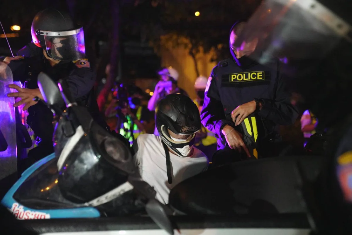 คฝ.ใช้ชุดเคลื่อนที่เร็วเข้าคุมแยกดินแดง จับผู้ชุมนุมบางส่วน