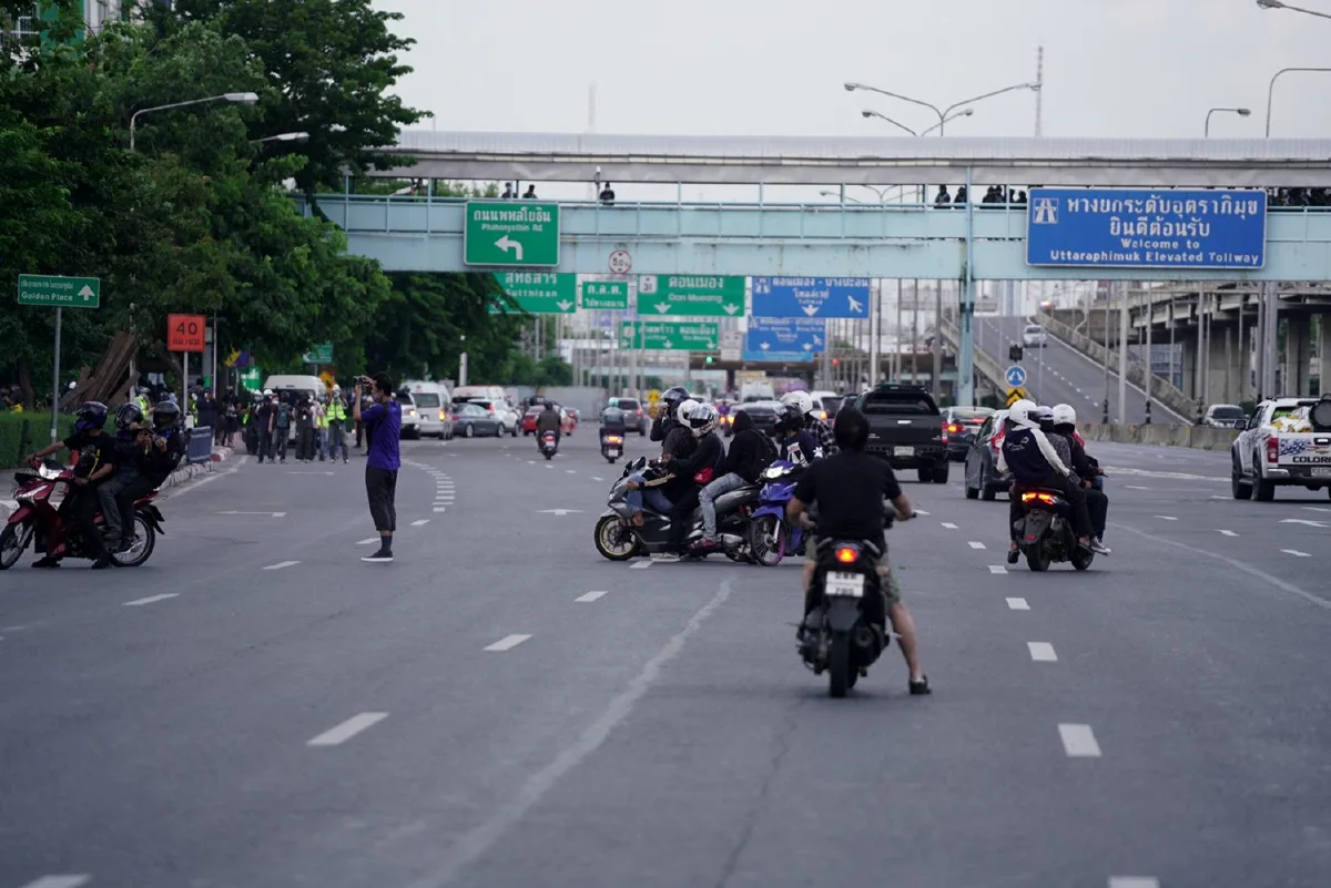 กลุ่มวัยรุ่นเริ่มรวมตัวแยกดินแดง การจราจรปกติ ยังไม่มีเหตุวุ่นวาย